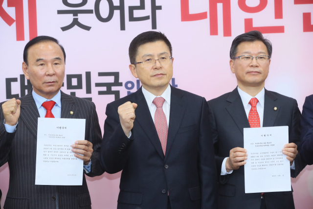 자유한국당 박덕흠, 이양수 의원이 9일 국회에서 최고위원회의에서 황교안 대표에게 
