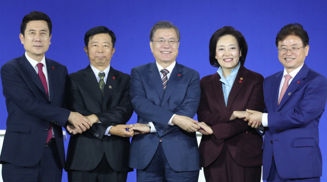 문재인 대통령이 9일 포항 규제자유특구 GS건설 투자협약식이 열린 포항실내체육관에서 투자협약식을 끝낸 후 기념촬영 하고 있다. 왼쪽부터 이강덕 포항시장, 임병용 GS건설 대표이사, 문 대통령, 박영선 중소벤처기업부 장관, 이철우 경북도지사. 연합뉴스