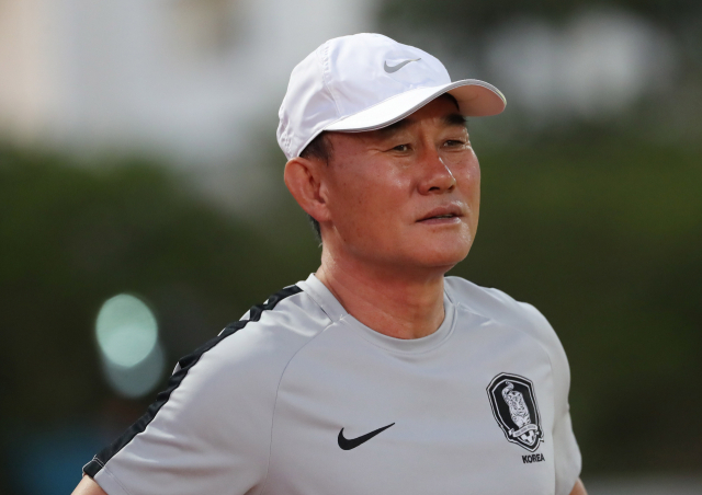 김학범 한국 U-23 축구대표팀 감독이 8일 오후(현지시간) 태국 송클라 라자밧 대학교 운동장에서 진행된 훈련에서 선수들을 지켜보고 있다. 한국 대표팀은 9일 중국과 조별리그 첫 경기를 치른다. 연합뉴스