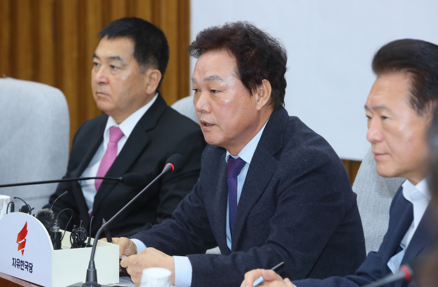 자유한국당 박완수 사무총장이 17일 국회에서 열린 원내대책회의에 발언하고 있다. 왼쪽부터 심재철 원내대표, 박 사무총장, 김한표 원내수석부대표. 연합뉴스