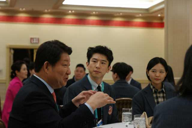 권영진 대구시장과 4차산업혁명 청년체험단이 8일(현지시간) 현지 호텔에서 멘토링 미팅을 갖고 있다. 대구시 제공.