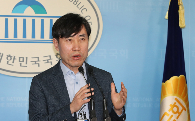 새로운보수당 하태경 책임대표가 9일 오후 국회 정론관에서 정계개편 관련 당의 입장을 밝히는 기자회견을 하고 있다. 연합뉴스