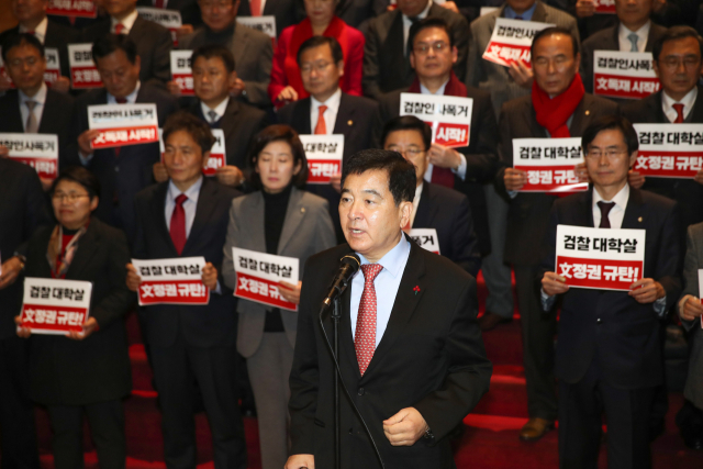 자유한국당 심재철 원내대표가 9일 국회 본관 계단에서 추미애 법무부 장관이 단행한 검찰 간부인사를 