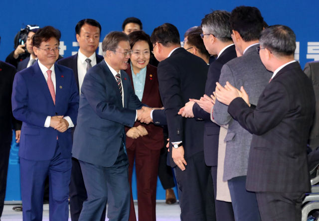 문재인 대통령이 9일 포항 규제자유특구 GS건설 투자협약식이 열린 포항실내체육관에 입장하고 있다. 연합뉴스