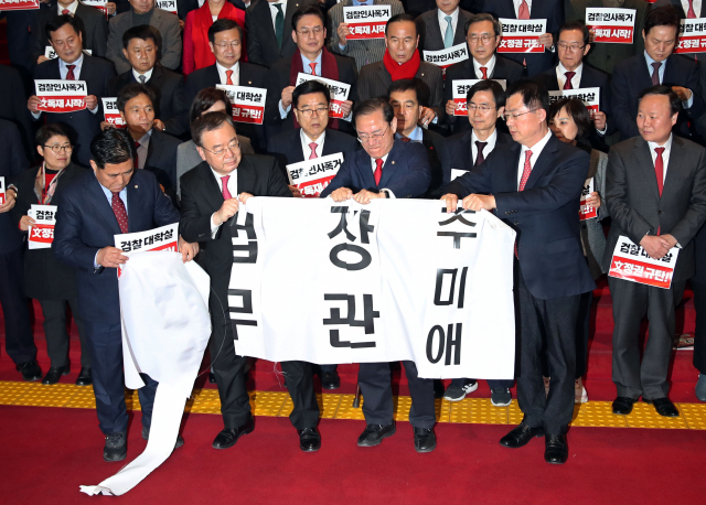 자유한국당 의원들이 9일 국회 본관 로텐더홀 계단에서 추미애 법무부 장관이 단행한 검찰 간부인사를 규탄하며 