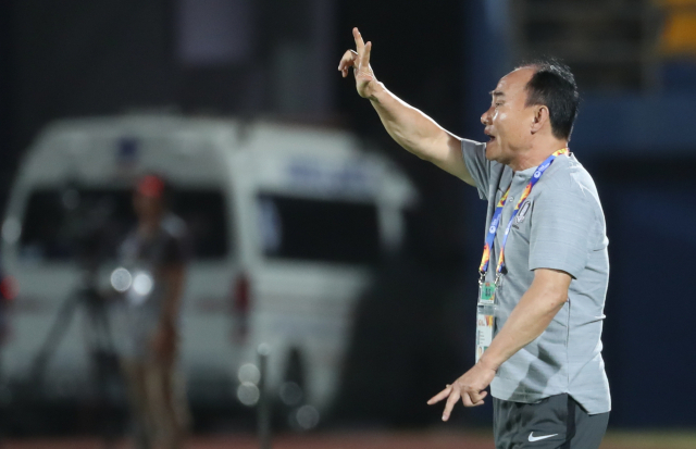 9일 오후(현지시간) 태국 송클라 틴술라논 스타디움에서 열린 2020 아시아축구연맹(AFC) U-23 챔피언십 한국과 중국의 조별리그 1차전에서 김학범 감독이 작전 지시를 하고 있다. 연합뉴스