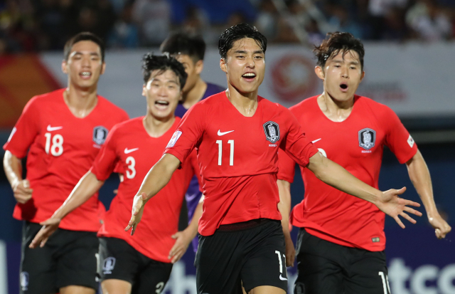 9일 오후(현지시간) 태국 송클라 틴술라논 스타디움에서 열린 2020 아시아축구연맹(AFC) U-23 챔피언십 한국과 중국의 조별리그 1차전에서 이동준(맨 앞)이 후반 추가시간에 극적인 결승골을 넣은 뒤 환호하고 있다. 연합뉴스