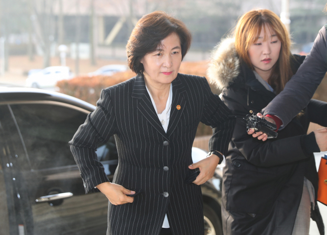 추미애 법무장관이 10일 오전 정부과천청사로 출근하고 있다. 연합뉴스