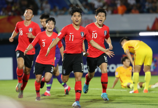 9일 오후 태국 송클라 틴술라논 스타디움에서 열린 2020 아시아축구연맹(AFC) U-23 챔피언십 한국과 중국의 조별리그 1차전에서 이동준이 후반 추가 시간에 골을 넣은 뒤 동료들과 함께 환호하고 있다. 연합뉴스