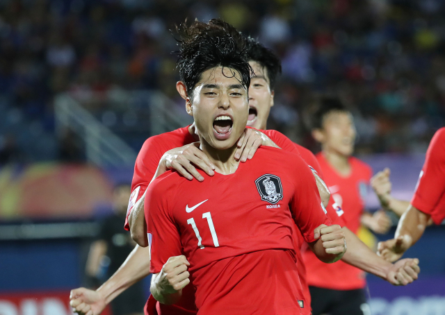 9일 오후(현지시간) 태국 송클라 틴술라논 스타디움에서 열린 2020 아시아축구연맹(AFC) U-23 챔피언십 한국과 중국의 조별리그 1차전에서 이동준이 후반 추가 시간에 골을 넣은 뒤 환호하고 있다. 연합뉴스