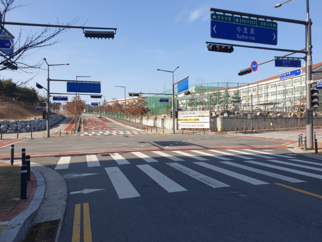 풍천풍서초등학교 어린이보호구역로 지정된 풍천중학교 인근 네거리가 점멸신호로 운영되고 있다. 과속단속장비나 옐로카펫도 찾아볼 수 없다. 윤영민 기자
