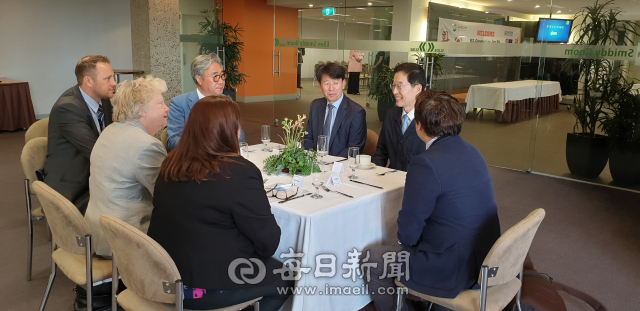 임종식 경북교육감을 비롯한 호주 글로벌 현장학습 점검단이 10일 호주 멜버른폴리테크대학교를 방문해 관계자들과 이야기를 나누고 있다. 경북교육청 제공