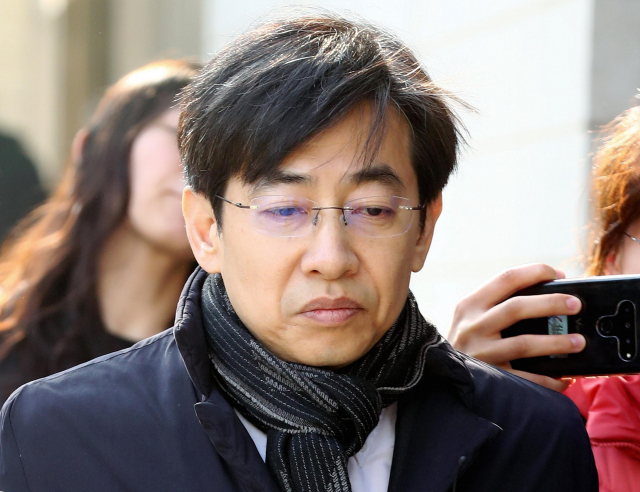 지하철역에서 휴대전화 카메라로 여성을 몰래 촬영하다 적발된 김성준 전 SBS 앵커가 10일 오전 서울 양천구 서울남부지방법원에서 열린 공판을 마친 뒤 취재진의 질문을 받고 있다. 연합뉴스