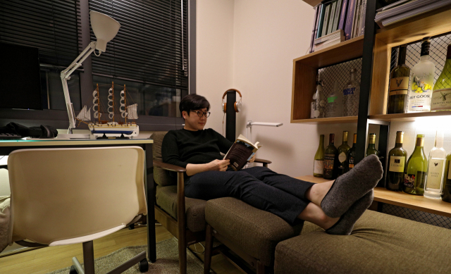 이종해 씨가 서재 겸 업무공간에서 책을 읽으며 쉬고 있다. 주변으로 컴퓨터 책상과 와인병 진열장이 보인다. 김영진 기자 kyjmaeil@imaeil.com