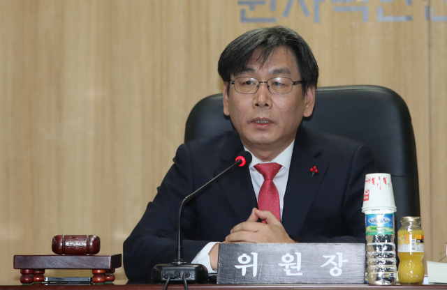엄재식 원자력안전위원장이 10일 오전 서울 종로구 원자력안전위원회에서 열린 제113회 회의에서 인사말을 하고 있다. 이날 원안위는 경북 경주시 월성 원자력발전소의 사용후핵연료 보관시설 추가건설을 논의했다. 연합뉴스