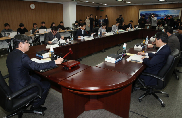 엄재식 원자력안전위원장이 10일 오전 서울 종로구 원자력안전위원회에서 열린 제113회 회의에서 의사봉을 두드리고 있다. 이날 원안위는 경북 경주시 월성 원자력발전소의 사용후핵연료 보관시설 추가건설을 논의했다. 연합뉴스