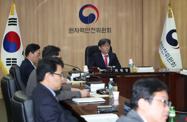 엄재식 원자력안전위원장이 10일 오전 서울 종로구 원자력안전위원회에서 열린 제113회 회의를 주재하고 있다. 이날 원안위는 경북 경주시 월성 원자력발전소의 사용후핵연료 보관시설 추가건설을 논의했다. 연합뉴스