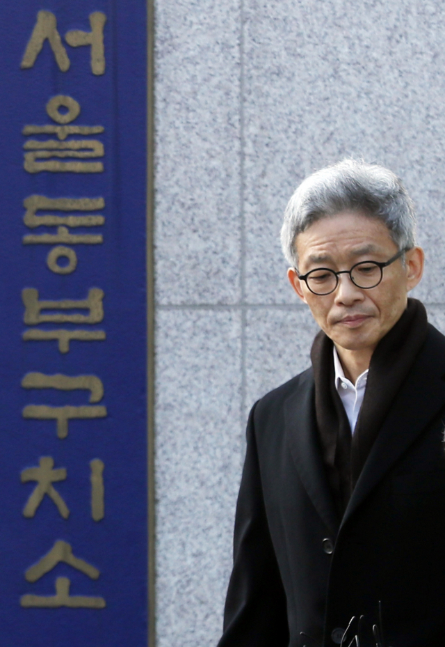 자신이 성추행한 서지현 검사에게 인사보복을 한 혐의로 기소돼 항소심에서 실형을 선고받았다가 대법원에서 무죄 취지의 판결을 받은 안태근 전 검사장이 9일 오후 서울 송파구 동부구치소에서 대법원 직권으로 보석결정을 받아 석방돼 나오고 있다. 연합뉴스
