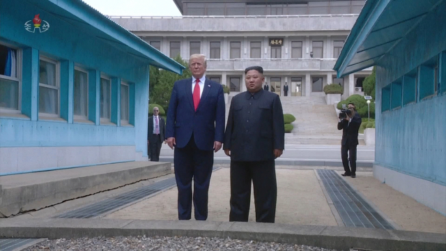 2019년 6월 30일 판문점에서 만난 김 위원장과 도널드 트럼프 미국 대통령. 조선중앙TV 화면 캡처. 연합뉴스