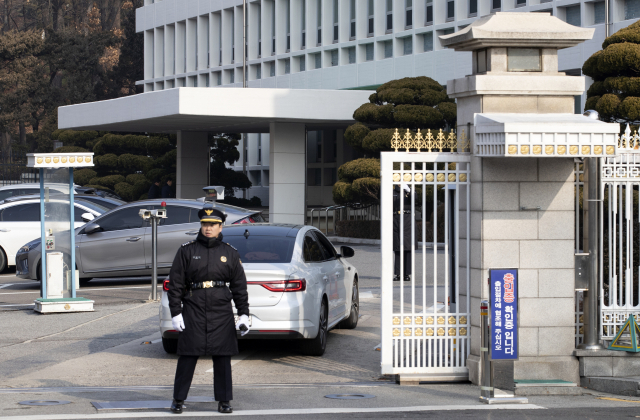 검찰이 청와대 균형발전비서관실 압수수색에 나선 10일 오전 청와대 연풍문 앞의 모습. 연합뉴스