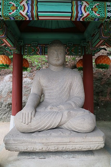 청와대 경내 대통령 관저 뒤편에 있는 경주 방형대좌 석조여래좌상. 매일신문 DB