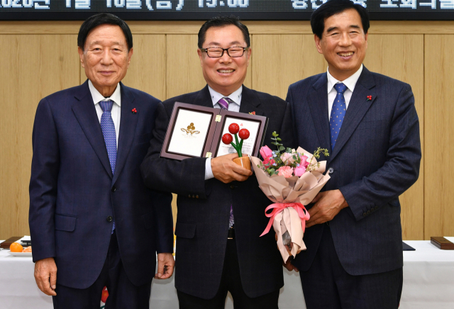 ㈜와이쓰리 김용봉 회장(중간)이 10일 1억원 이상 고액 기부자 모임인 아너 소사이어티에 가입했다.