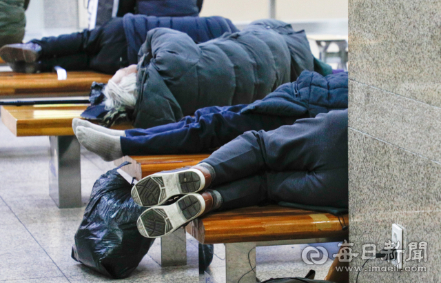 대구역 대합실에서 노숙인들이 의자에 누워 새우잠을 자고 있다. 우태욱 기자 woo@imaeil.com