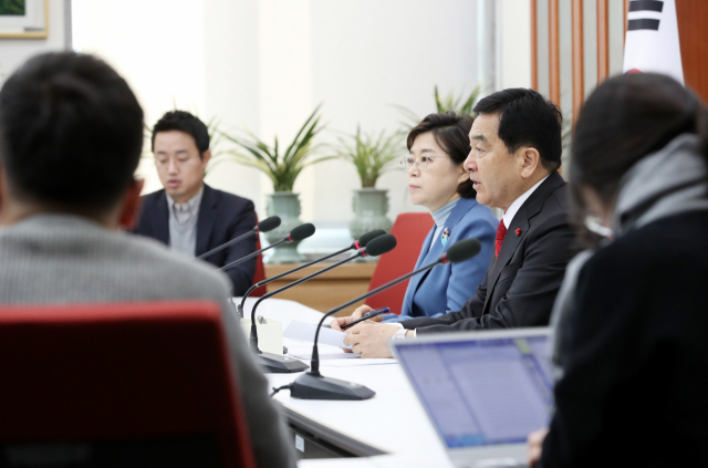 자유한국당 심재철 원내대표가 12일 오후 서울 여의도 국회에서 기자간담회를 하고 있다. 연합뉴스
