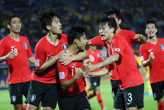9일 오후(현지시간) 태국 송클라 틴술라논 스타디움에서 열린 2020 아시아축구연맹(AFC) U-23 챔피언십 한국과 중국의 조별리그 1차전에서 이동준이 후반 추가 시간에 골을 넣은 뒤 동료들과 함께 환호하고 있다. 연합뉴스