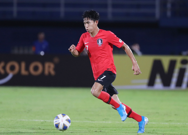 9일 오후(현지시간) 태국 송클라 틴술라논 스타디움에서 열린 2020 아시아축구연맹(AFC) U-23 챔피언십 한국과 중국의 조별리그 1차전에서 정우영이 드리블하고 있다. 연합뉴스