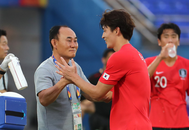 12일 오후(현지시간) 태국 송클라 틴술라논 스타디움에서 열린 2020 아시아축구연맹(AFC) U-23 챔피언십 한국과 이란의 조별리그 2차전에서 조규성이 골을 넣은 뒤 김학범 감독의 축하를 받고 있다. 연합뉴스
