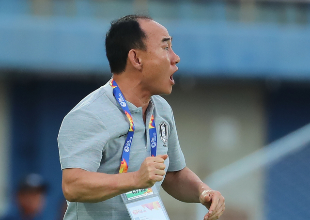 12일 오후(현지시간) 태국 송클라 틴술라논 스타디움에서 열린 2020 아시아축구연맹(AFC) U-23 챔피언십 한국과 이란의 조별리그 2차전에서 김학범 감독이 선수들을 독려하고 있다. 연합뉴스