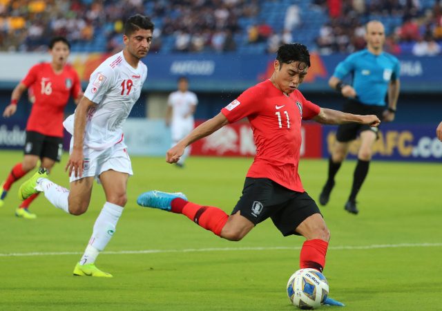 12일 오후(현지시간) 태국 송클라 틴술라논 스타디움에서 열린 2020 아시아축구연맹(AFC) U-23 챔피언십 한국과 이란의 조별리그 2차전에서 이동준이 슈팅을 하고 있다. 연합뉴스