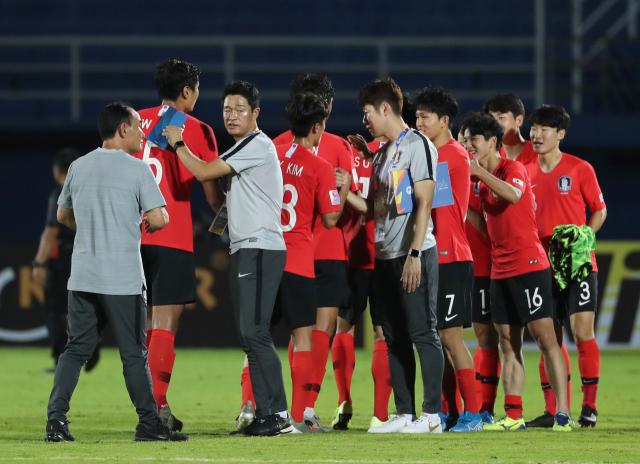 12일 오후(현지시간) 태국 송클라 틴술라논 스타디움에서 열린 2020 아시아축구연맹(AFC) U-23 챔피언십 한국과 이란의 조별리그 2차전에서 김학범 감독 등 코치진이 승리를 거둔 선수들을 격려하고 있다. 연합뉴스