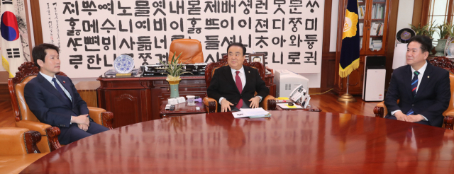 지난 6일 더불어민주당 이인영 원내대표(왼쪽부터), 문희상 국회의장, 이동섭 바른미래당 원내대표 권한대행이 교섭단체 원내대표 회동에 대화하고 있다. 연합뉴스