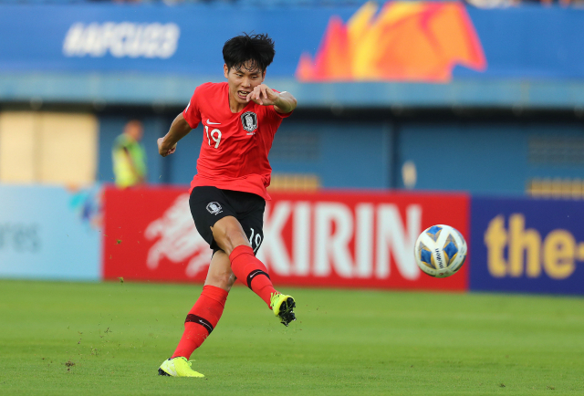 12일 오후(현지시간) 태국 송클라 틴술라논 스타디움에서 열린 2020 아시아축구연맹(AFC) U-23 챔피언십 한국과 이란의 조별리그 2차전에서 맹성웅이 슈팅하고 있다. 연합뉴스