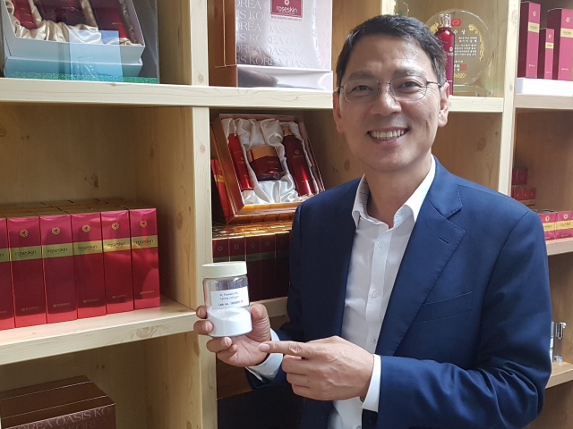 이강태(매일 탑 리더스 아카데미 3기 고문) 한국오아시스 대표는 최근 나노융합기술을 응용, 콜라겐파우더를 함유한 화장품류 제조방법에 대한 국내특허를 취득했다. 사진은 나노콜라겐분말 원형. 한국오아시스 제공