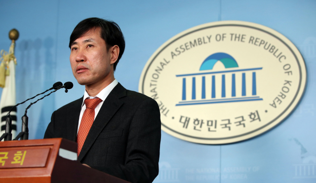 새로운보수당 하태경 책임대표가 13일 국회 정론관에서 혁신통합추진위원회 및 정계개편 관련 기자회견을 하고 있다. 연합뉴스