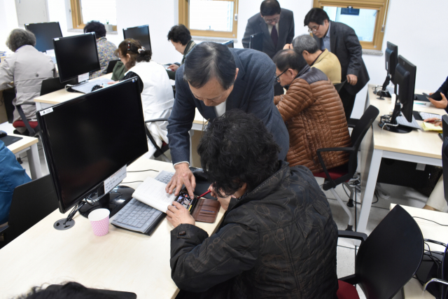 대구 중구의 한 노인복지관 스마트폰반 시니어 강사가 동년배를 대상으로 스마트폰 활용 교육을 하고 있다. 대구중구노인복지관 제공