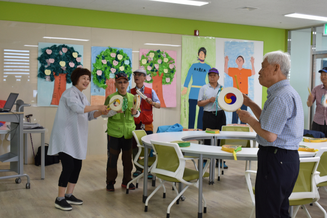 대구 중구의 한 노인복지관에서 남성 독거어르신들이 건강한 노년 생활을 보내기 위한 웃음치료프로그램에 참여하고 있다. 대구중구노인복지관 제공