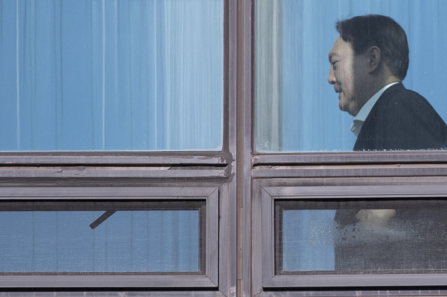 윤석열 검찰총장이 13일 서울 서초구 대검찰청에서 점심 식사를 위해 이동하고 있다. 연합뉴스