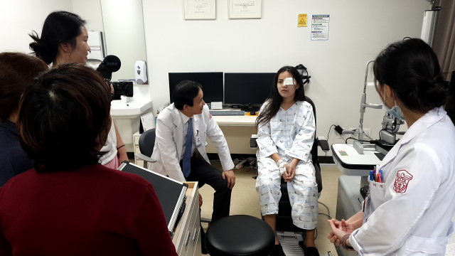 계명대 동산병원과 동산의료선교복지회 초청으로 사시 수술 후 안과 진료를 받고 있는 다나 양. 왼쪽은수술을 집도한 이세엽 교수. 계명대 동산병원 제공
