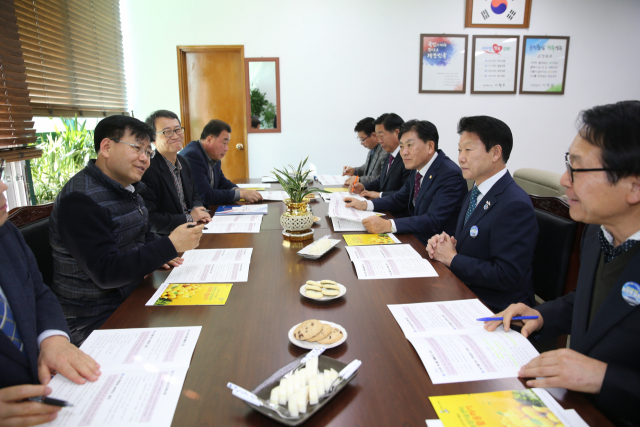 김경규(왼쪽 2번째) 농촌진흥청장이 이병환 성주군수 등에게 성주형 스마트팜 사업 지원에 대해 설명하고 있다. 성주군 제공
