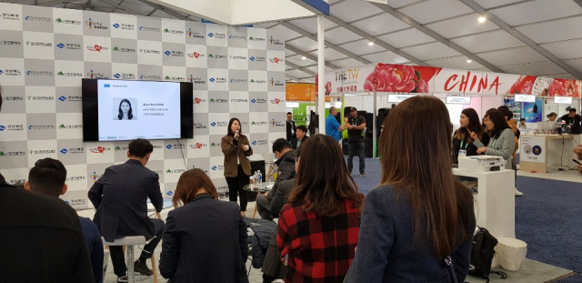 CES 2020에 참가한 대구기업이 현장에서 해외 투자자를 대상으로 기업 소개를 진행하고 있다. 대구시 제공