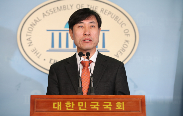 새로운보수당 하태경 책임대표가 13일 국회 정론관에서 혁신통합추진위원회 및 정계개편 관련 기자회견을 하고 있다. 연합뉴스