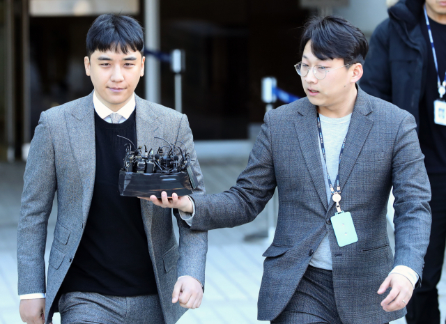 10억원대 해외 원정도박과 성매매 알선 혐의 등을 받는 그룹 빅뱅의 전 멤버 승리가 13일 오후 구속 전 피의자 심문(영장실질심사)을 받은 뒤 서울 서초구 서울중앙지법을 나서고 있다. 연합뉴스