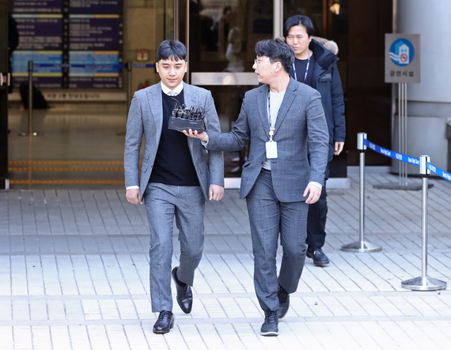 10억원대 해외 원정도박과 성매매 알선 혐의 등을 받는 그룹 빅뱅의 전 멤버 승리가 13일 오후 구속 전 피의자 심문(영장실질심사)을 받은 뒤 서울 서초구 서울중앙지법을 나서고 있다. 연합뉴스
