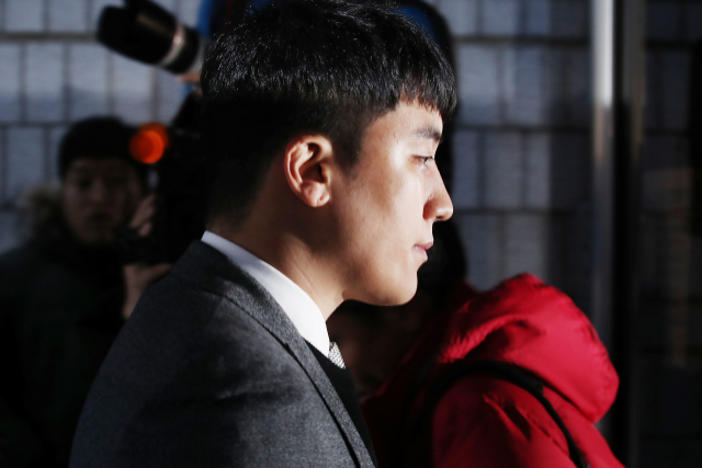 10억원대 해외 원정도박과 성매매 알선 혐의 등을 받는 그룹 빅뱅의 전 멤버 승리가 구속 전 피의자 심문(영장실질심사)을 받기 위해 13일 오전 서울 서초구 서울중앙지법에 출석하고 있다. 연합뉴스