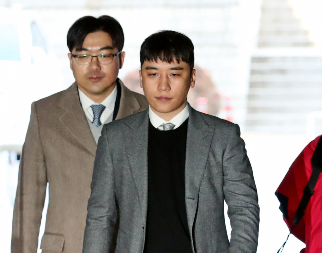10억원대 해외 원정도박과 성매매 알선 혐의 등을 받는 그룹 빅뱅의 전 멤버 승리가 구속 전 피의자 심문(영장실질심사)을 받기 위해 13일 오전 서울 서초구 서울중앙지법에 출석하고 있다. 연합뉴스