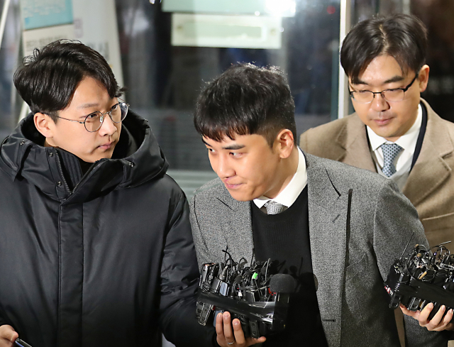 10억원대 해외 원정도박과 성매매 알선 혐의 등을 받는 그룹 빅뱅의 전 멤버 승리가 구속 전 피의자 심문(영장실질심사)을 받기 위해 13일 오전 서울 서초구 서울중앙지법에 출석하고 있다. 연합뉴스
